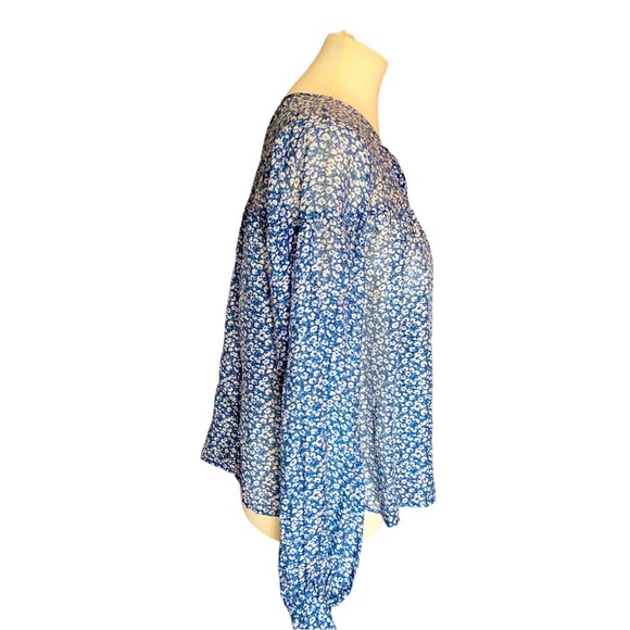 NWT Abercrombie Blue and White Floral - Picture 3 of 9